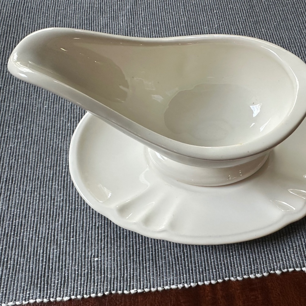 White gravy bowl with plate